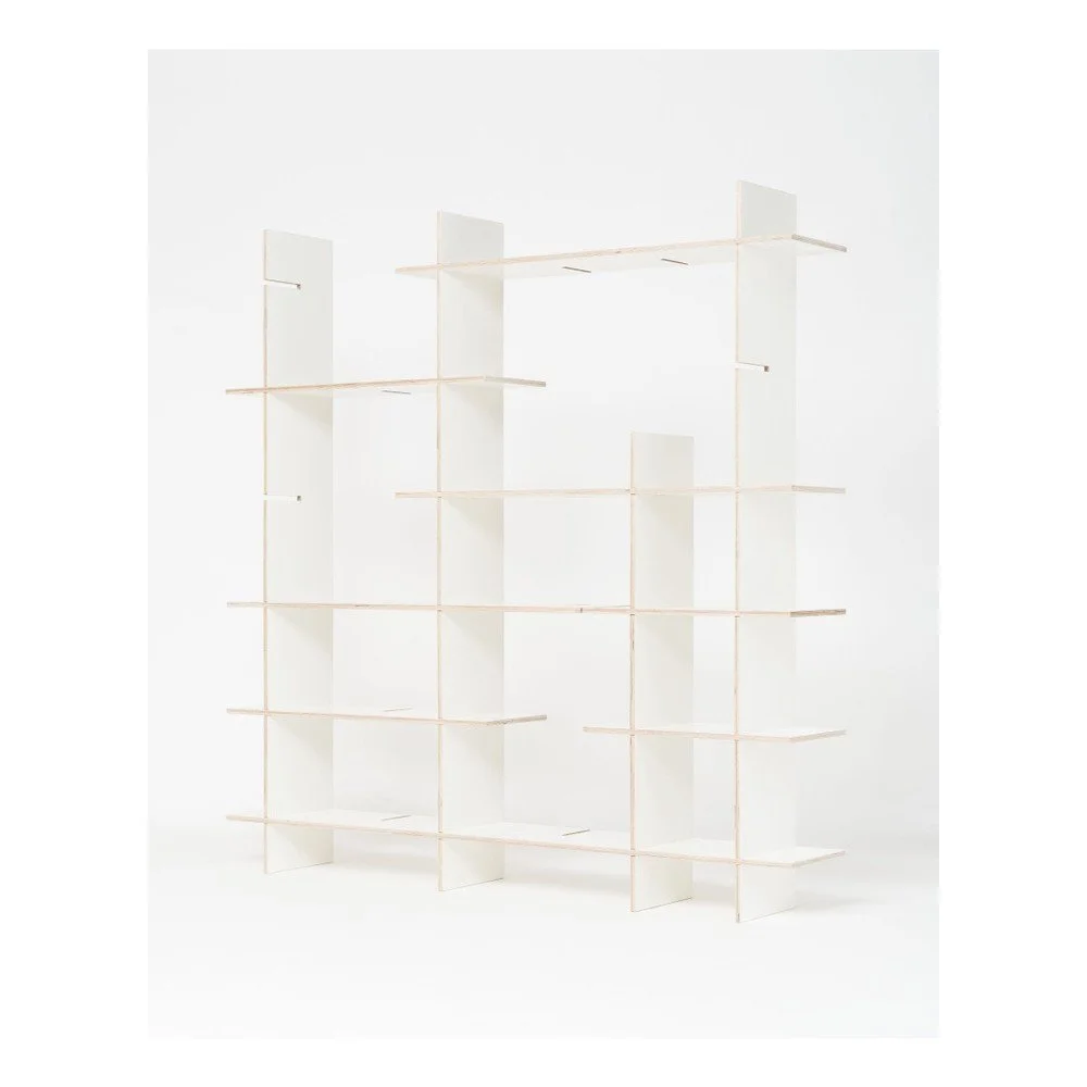 Bílá policová skřín Radis Criss Cross, výška 148 cm v:915574