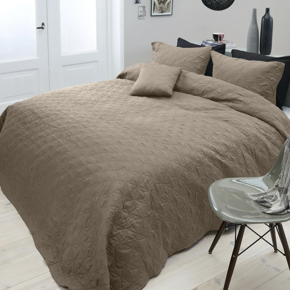 Hnědý přehoz přes dvoulůžko se dvěma povlaky na polštář Sleeptime Grace, 260 x 250 cm v:802140